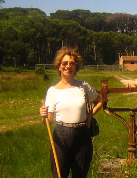 Immagine che contiene erba, aria aperta, vestiti, persona

Il contenuto generato dall'IA potrebbe non essere corretto.