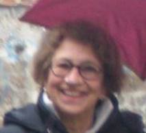 Immagine che contiene persona, Viso umano, sorriso, vestiti

Il contenuto generato dall'IA potrebbe non essere corretto.