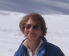 Immagine che contiene persona, aria aperta, vestiti, neve

Il contenuto generato dall'IA potrebbe non essere corretto.