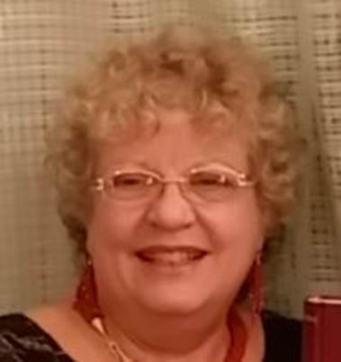 Immagine che contiene persona, Viso umano, sorriso, vestiti

Il contenuto generato dall'IA potrebbe non essere corretto.