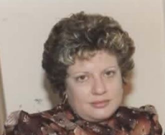 Immagine che contiene persona, Viso umano, vestiti, donna

Il contenuto generato dall'IA potrebbe non essere corretto.