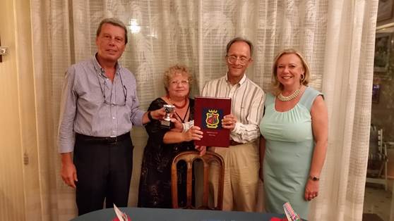 Immagine che contiene persona, vestiti, Viso umano, tenda

Il contenuto generato dall'IA potrebbe non essere corretto.